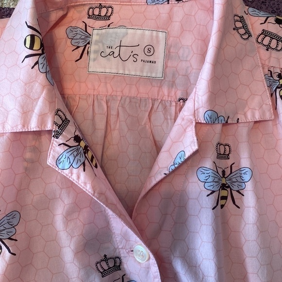 The Cats Pajamas S/S Soft Pink Button Up Queen Bee Print Size SMALL - Picture 8 of 8